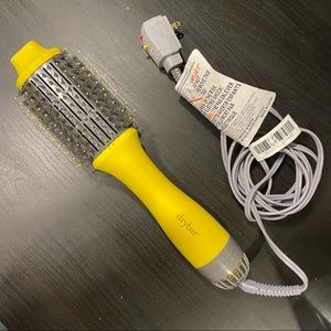 The Double Shot Oval Blow-Dryer Brush drybar